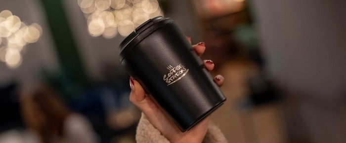 Firmowy kubek termiczny z nadrukiem – ciepło, elegancja i personalizacja