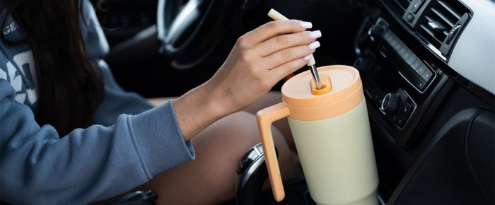 Kubek termiczny samochodowy – niezawodny towarzysz każdej podróży