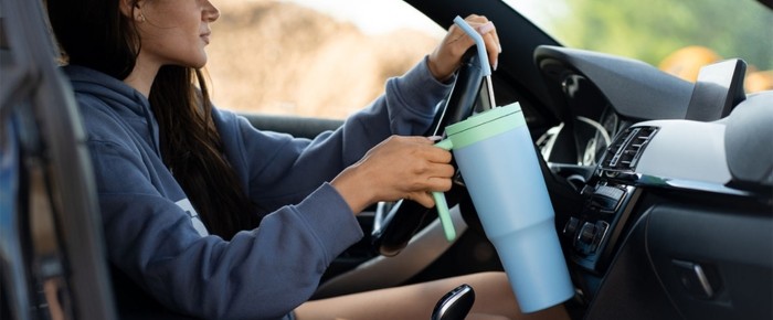 Historia napoju w ruchu: jak kubek termiczny na wodę zmienił podróże i codzienność