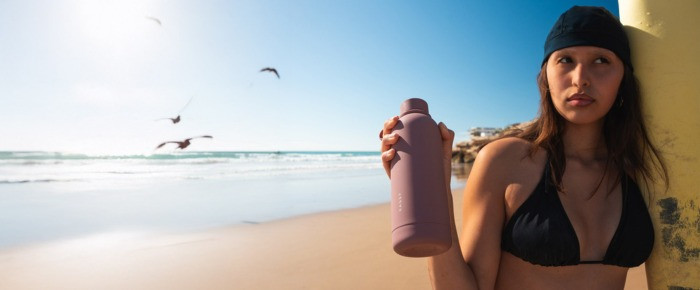 Co wziąć na plażę? Letni relaks z Mojo – napój zawsze chłodny na plaży