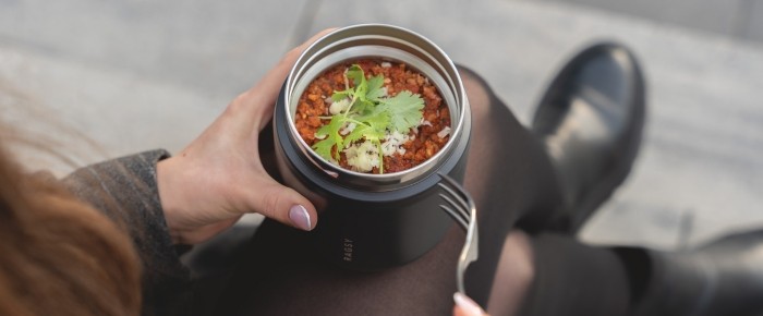 Co zamiast kanapek do pracy? Pomysły na smaczny lunch, które zmieszczą się w termicznym pojemniku na jedzenie