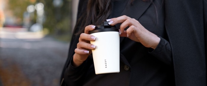 Kubek termiczny beżowy - idealny produkt dla miłośników minimalizmu